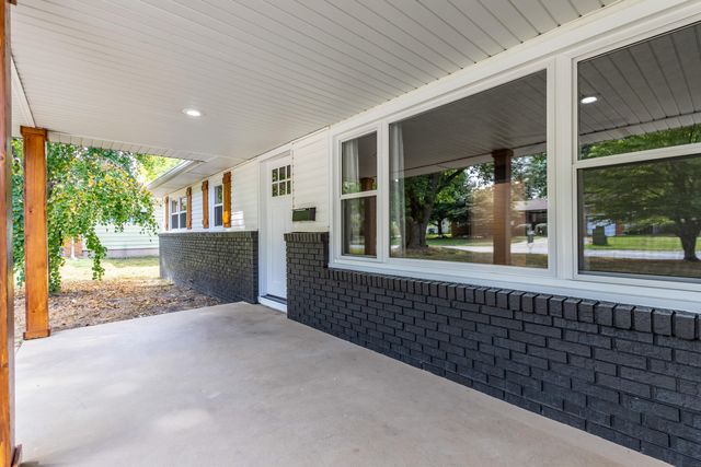 1901 S Sieger Drive, Springfield, MO 65804