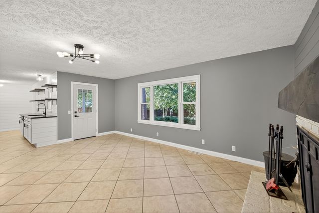 1901 S Sieger Drive, Springfield, MO 65804