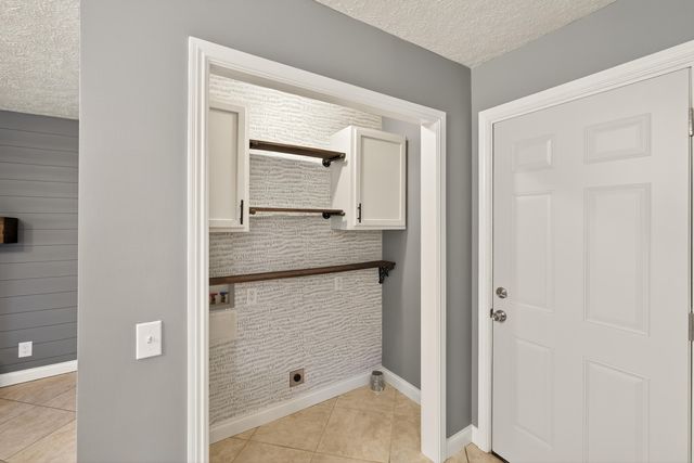 1901 S Sieger Drive, Springfield, MO 65804