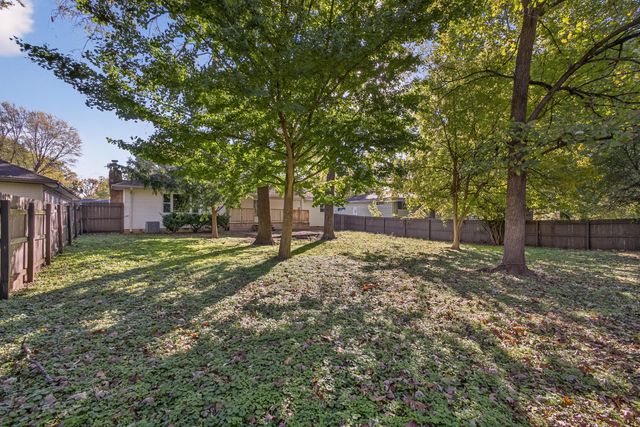 1901 S Sieger Drive, Springfield, MO 65804