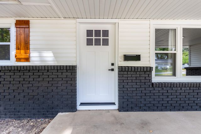 1901 S Sieger Drive, Springfield, MO 65804