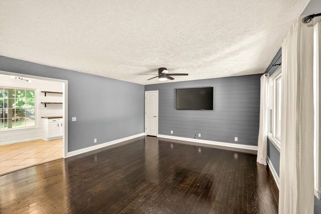 1901 S Sieger Drive, Springfield, MO 65804