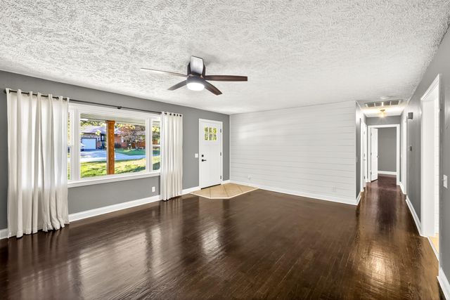 1901 S Sieger Drive, Springfield, MO 65804