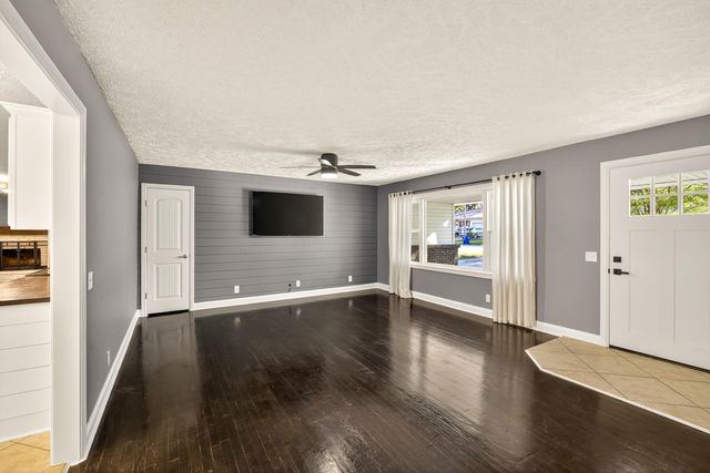 1901 S Sieger Drive, Springfield, MO 65804