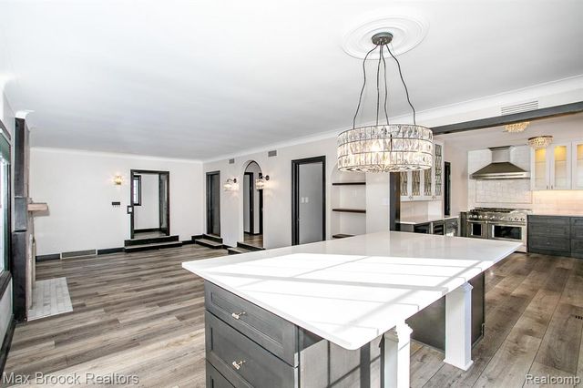 93 Oakdale Boulevard, Pleasant Ridge, MI 48069