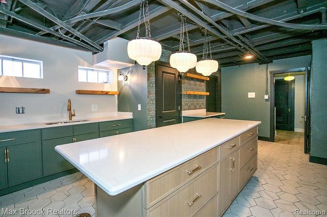 93 Oakdale Boulevard, Pleasant Ridge, MI 48069