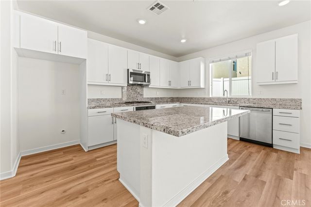 588 Calderwood Lane, Rialto, CA 92377
