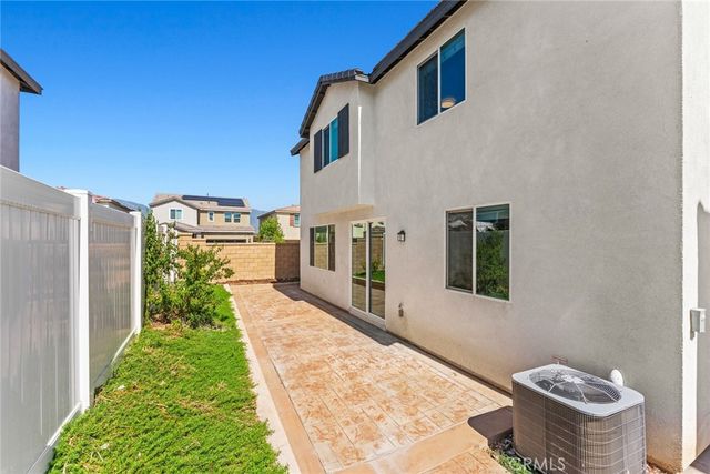 588 Calderwood Lane, Rialto, CA 92377