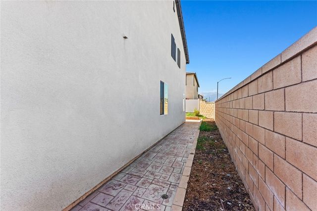 588 Calderwood Lane, Rialto, CA 92377