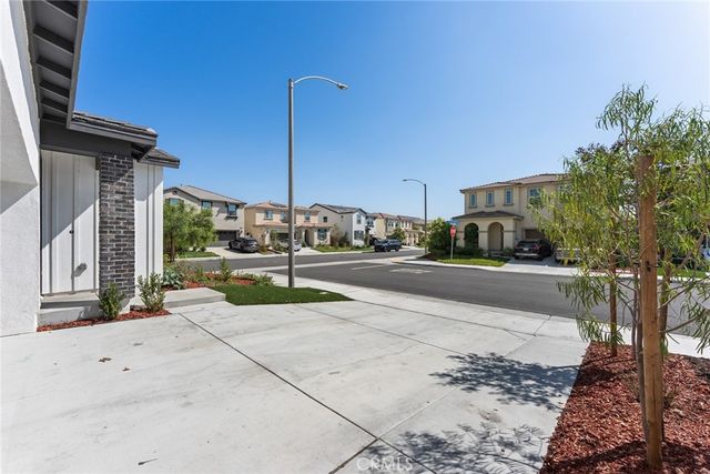 588 Calderwood Lane, Rialto, CA 92377