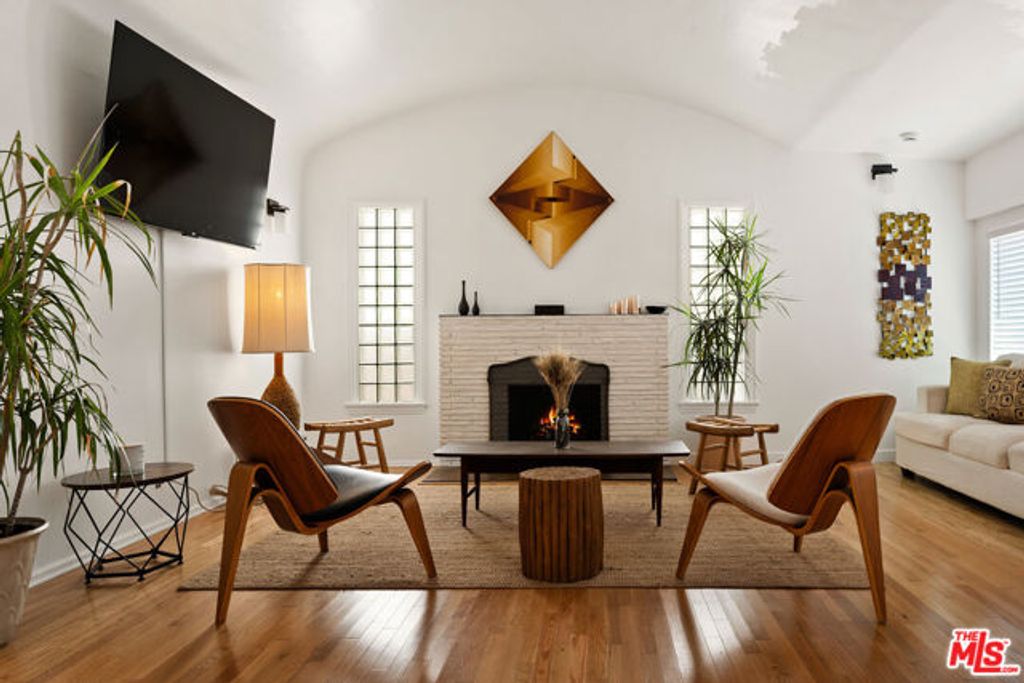 7459 Rosewood Avenue, Los Angeles, CA 90036