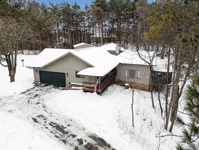 1276 Oakwood Road, Ortonville, MI 48462