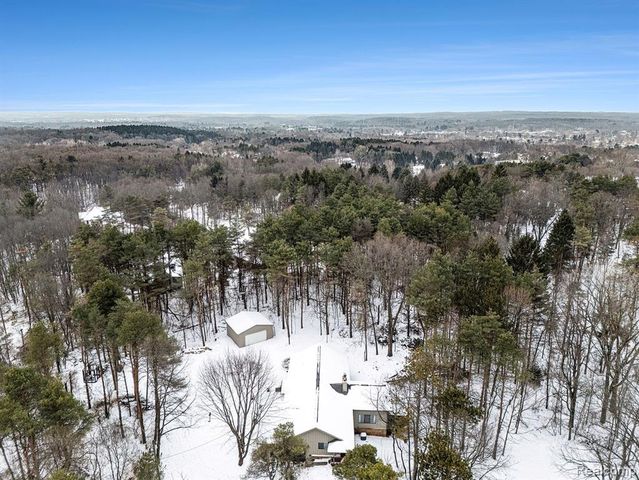 1276 Oakwood Road, Ortonville, MI 48462