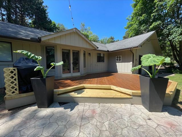 1276 Oakwood Road, Ortonville, MI 48462