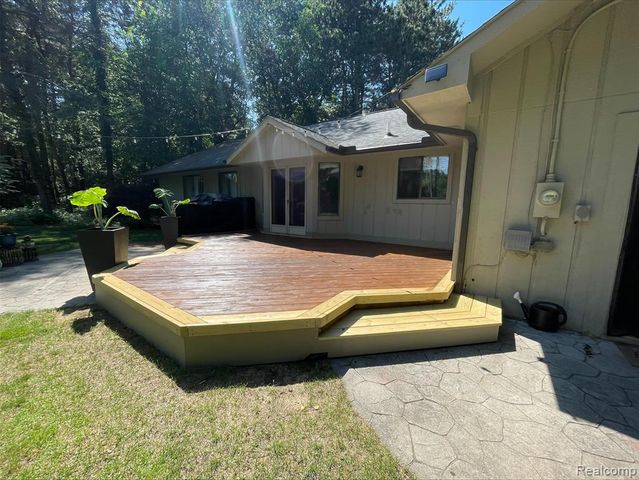 1276 Oakwood Road, Ortonville, MI 48462