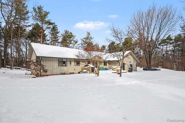 1276 Oakwood Road, Ortonville, MI 48462