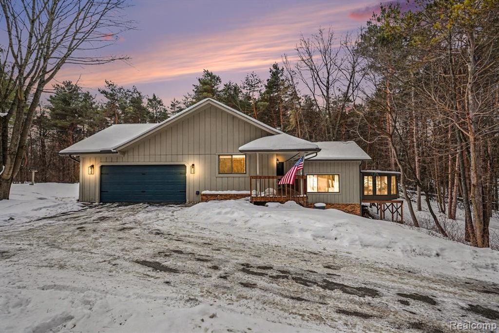 1276 Oakwood Road, Ortonville, MI 48462