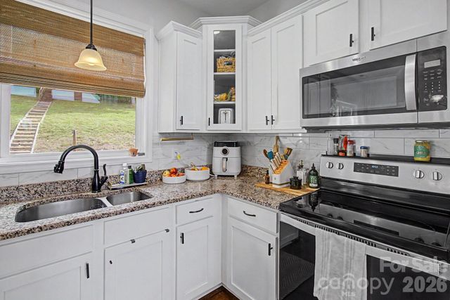 300 Green Meadow Lane, Mars Hill, NC 28754