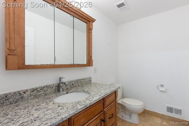 5394 Pond Bluff Drive, West Bloomfield Charter Township, MI 48323