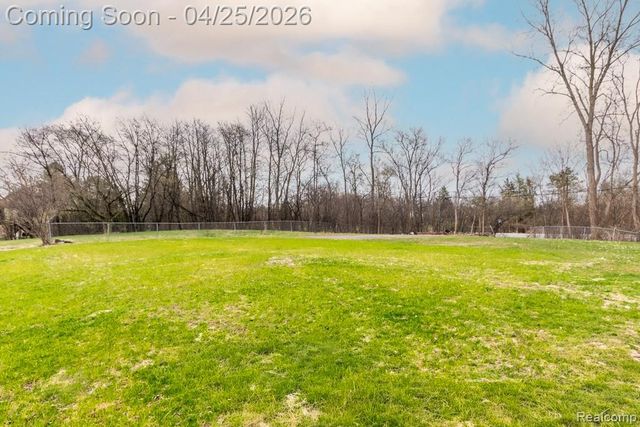 5394 Pond Bluff Drive, West Bloomfield Charter Township, MI 48323