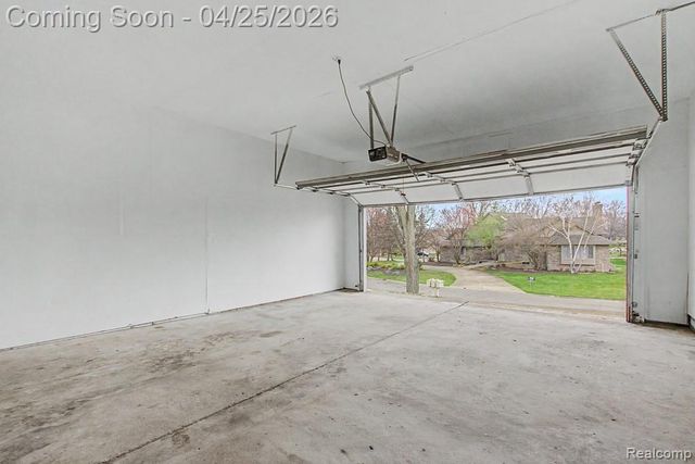 5394 Pond Bluff Drive, West Bloomfield Charter Township, MI 48323