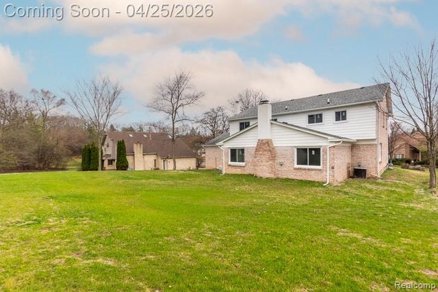 5394 Pond Bluff Drive, West Bloomfield Charter Township, MI 48323