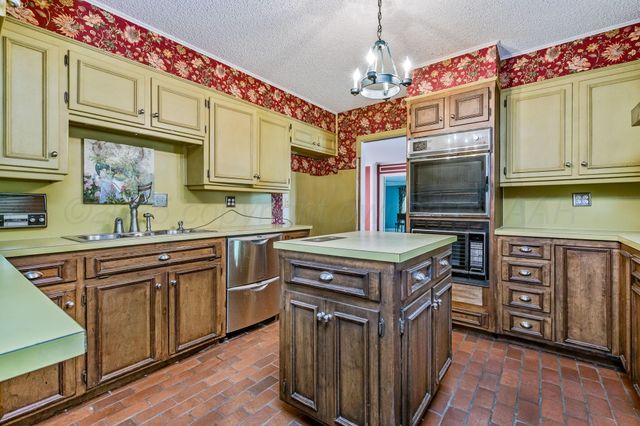 112 Western Street, Claude, TX 79019