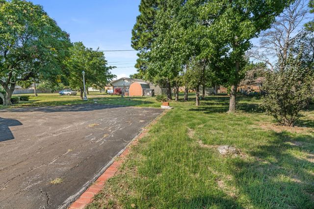 112 Western Street, Claude, TX 79019