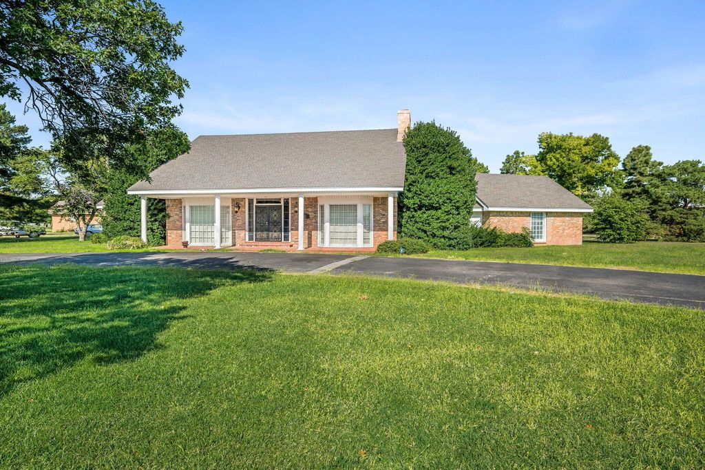 112 Western Street, Claude, TX 79019