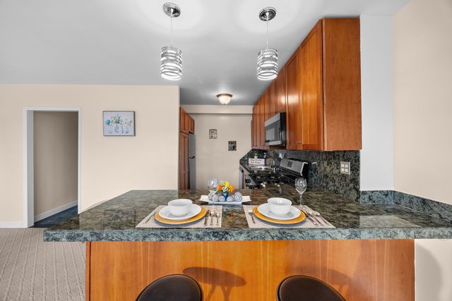 4880 N Marine Drive 606, Chicago, IL 60640