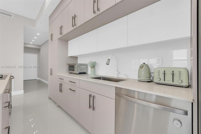 18011 Biscayne Boulevard PH04, Aventura, FL 33160