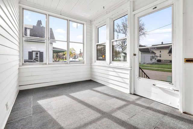 1068 CAROLINE STREET, Green Bay, WI 54303