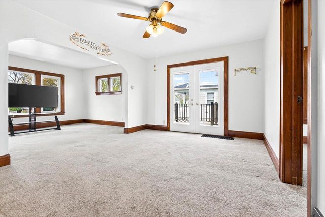 1068 CAROLINE STREET, Green Bay, WI 54303