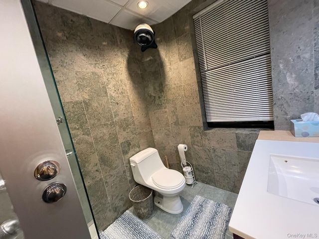 90 Main Street 2R, Mineola, NY 11501