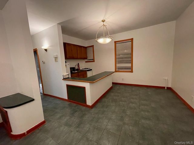 90 Main Street 2R, Mineola, NY 11501