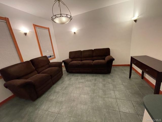 90 Main Street 2R, Mineola, NY 11501