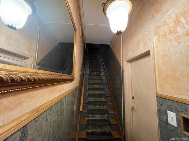 90 Main Street 2R, Mineola, NY 11501