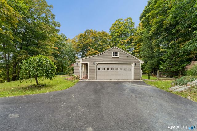 27 Hattertown Road, Newtown, CT 06470