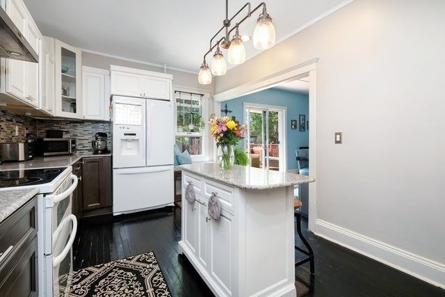 18 Los Angeles St, Springfield, MA 01107