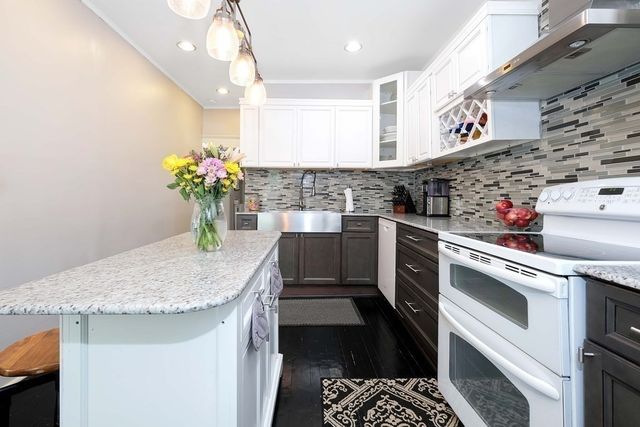 18 Los Angeles St, Springfield, MA 01107
