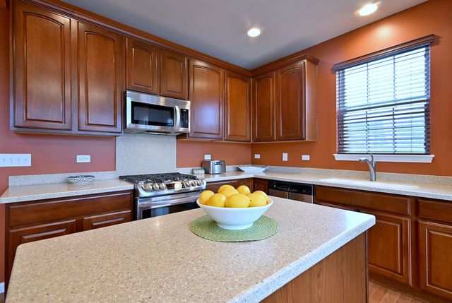 14248 Newport Circle, Huntley, IL 60142