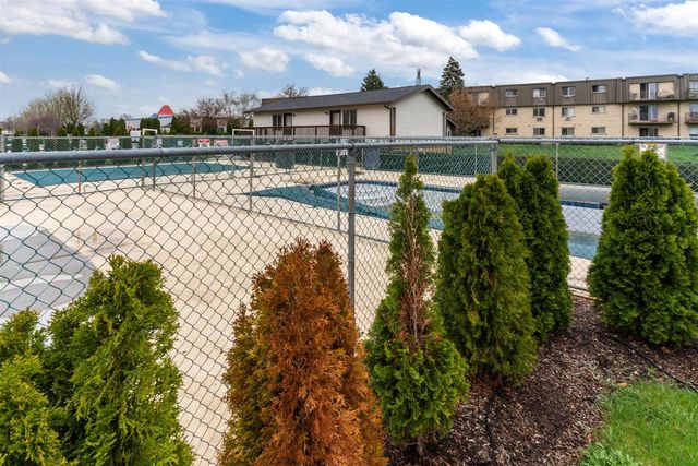 570 Fairway View Drive 3H, Wheeling, IL 60090