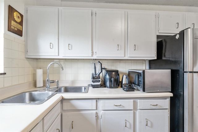 570 Fairway View Drive 3H, Wheeling, IL 60090