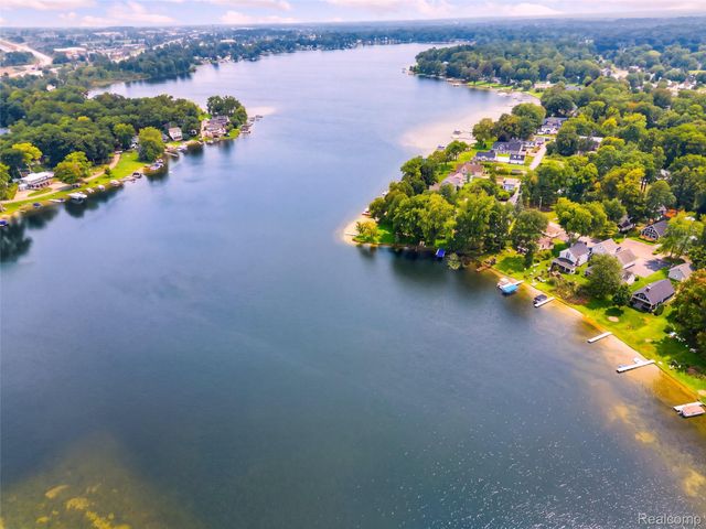 1353 Elmhurst Drive, Genoa Township, MI 48843