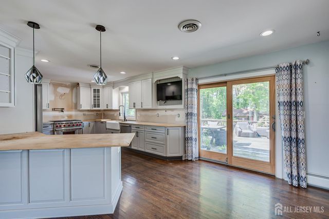 690 New Durham Road, Metuchen, NJ 08840