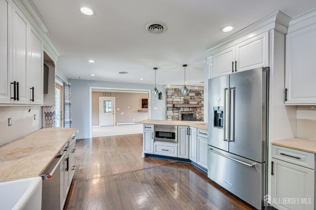690 New Durham Road, Metuchen, NJ 08840