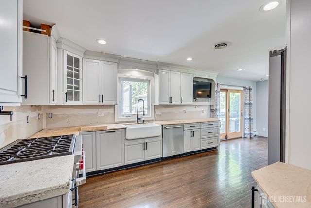 690 New Durham Road, Metuchen, NJ 08840