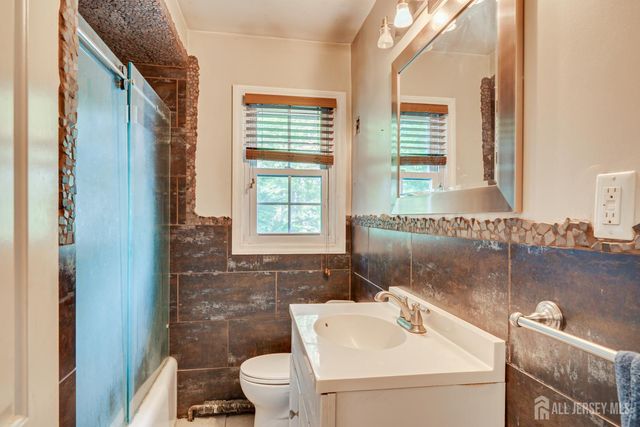 690 New Durham Road, Metuchen, NJ 08840