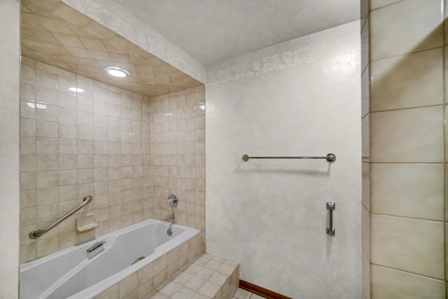 32 Gleneagles Drive, Schererville, IN 46375