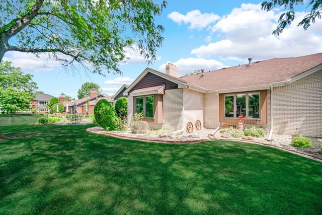 32 Gleneagles Drive, Schererville, IN 46375